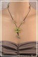 collier-vanille-couleur-vert-anis-et-blanc-porte