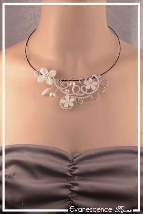 collier-papete-couleur-argent-et-blanc-porte