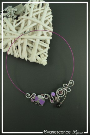 collier-juju-couleur-argent-et-violet-fond-noir