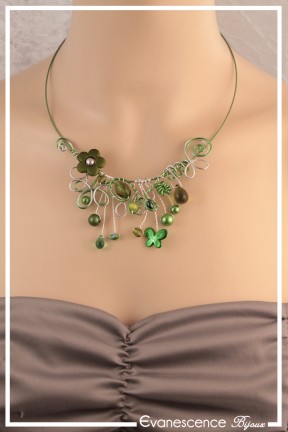 collier-hatchi-couleur-argent-et-vert-porte