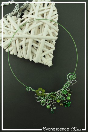 collier-hatchi-couleur-argent-et-vert-fond-noir