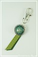 joli-porte-cles-motif-fleuri-couleur-vert