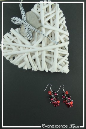 boucles-d-oreilles-chaine-kookie-couleur-rouge-et-noir-sur-fond-noir