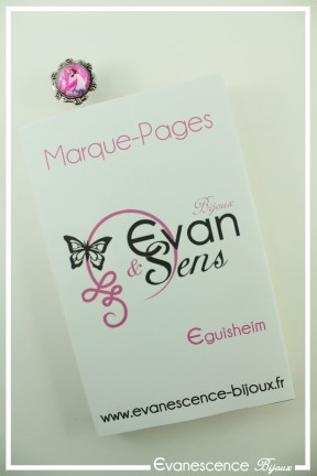 marque-pages-licorne-couleur-fuchsia-et-rose-avec-livre