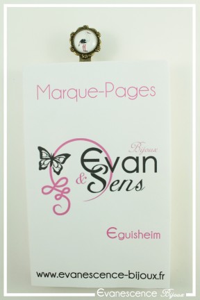 marque-pages-cigogne-couleur-blanc-et-noir-avec-livre