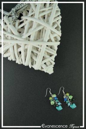 boucles-d-oreilles-chaine-willow-couleur-bleu-et-vert-sur-fond-noir