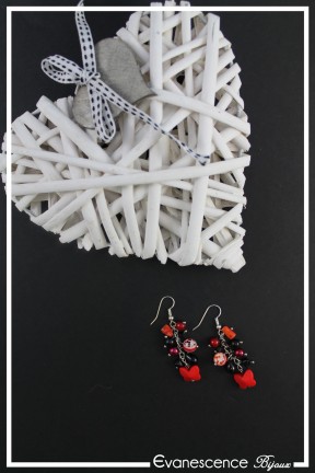 boucles-d-oreilles-chaine-willow-couleur-rouge-et-noir-sur-fond-noir