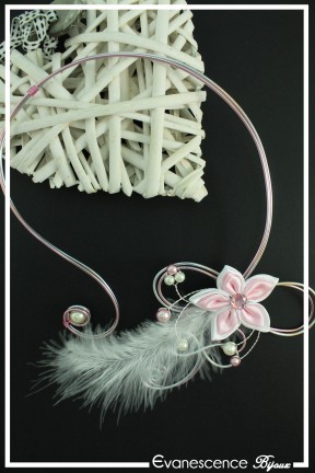 collier-en-aluminium-girofle-couleur-blanc-et-rose-plumes-sur-fond-noir