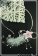 parure-de-bijoux-girofle-couleur-blanc-et-rose-modele-plumes-sur-fond-noir