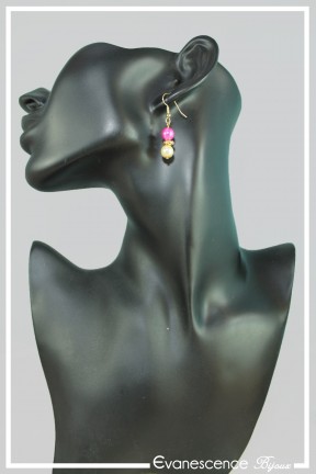 boucles-d-oreilles-sur-clous-thais-couleur-ivoire-et-fuchsia-portees