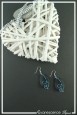 boucles-d-oreilles-sur-clous-oracle-couleur-noir-et-turquoise-sur-fond-noir