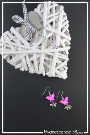 boucles-d-oreilles-sur-clous-kouhai-couleur-fuchsia-sur-fond-noir