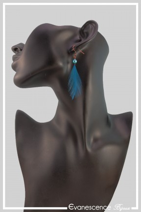 boucles-d-oreilles-avec-plumes-pyrolis-couleur-turquoise-portees