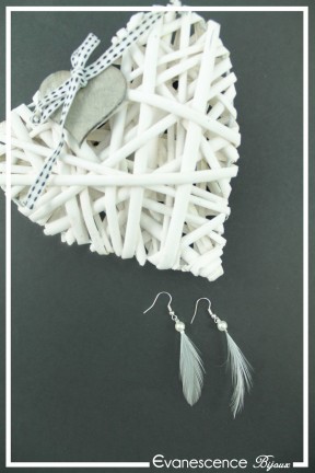 boucles-d-oreilles-en-fil-cable-pyrolis-couleur-blanc-sur-fond-noir