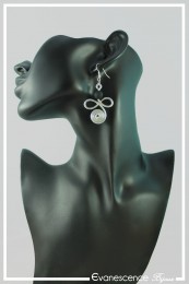 boucles-d-oreilles-en-aluminium-lucky-couleur-argent-et-noir-portees