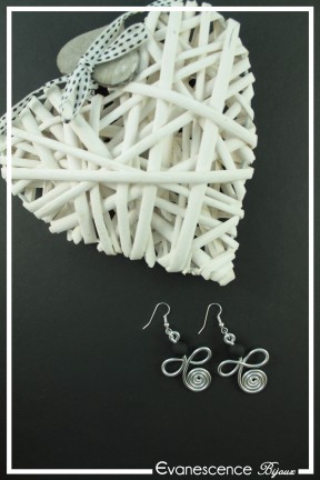boucles-d-oreilles-en-aluminium-lucky-couleur-argent-et-noir-sur-fond-noir