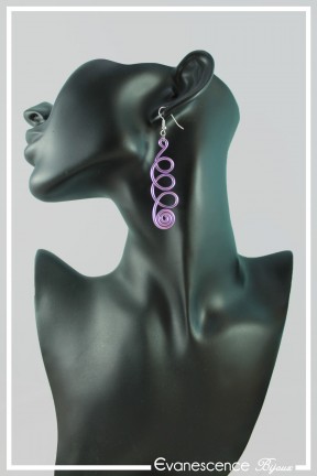 boucles-d-oreilles-en-aluminium-dipsy-couleur-lilas-portees