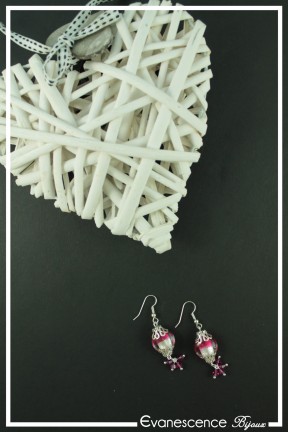 boucles-d-oreilles-sur-clous-keops-couleur-fuchsia-sur-fond-noir