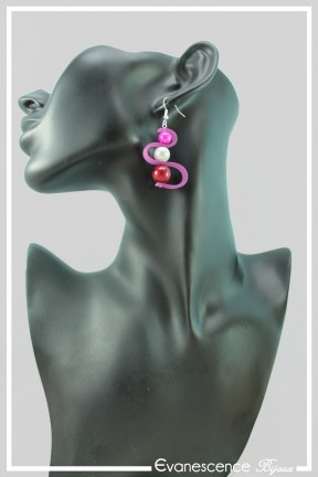 boucles-d-oreilles-sur-clous-bandita-couleur-rose-portees