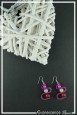 boucles-d-oreilles-sur-clous-bandita-couleur-rose-sur-fond-noir