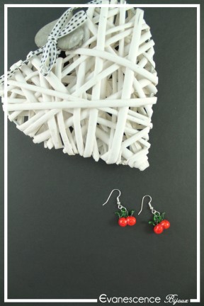 boucles-d-oreilles-en-verre-cherry-couleur-vert-et-rouge-sur-fond-noir