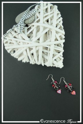 boucles-d-oreilles-chaine-iloa-couleur-noir-et-rouge-sur-fond-noir