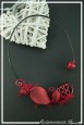 collier-en-aluminium-houps-couleur-noir-et-rouge-sur-fond-noir