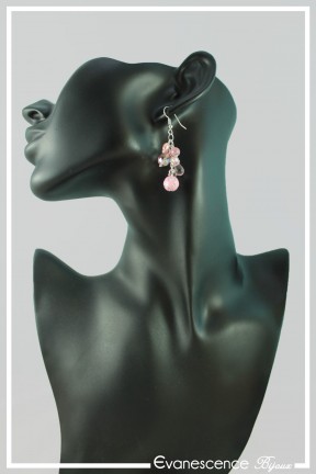 boucles-d-oreilles-chaine-isis-couleur-rose-portees